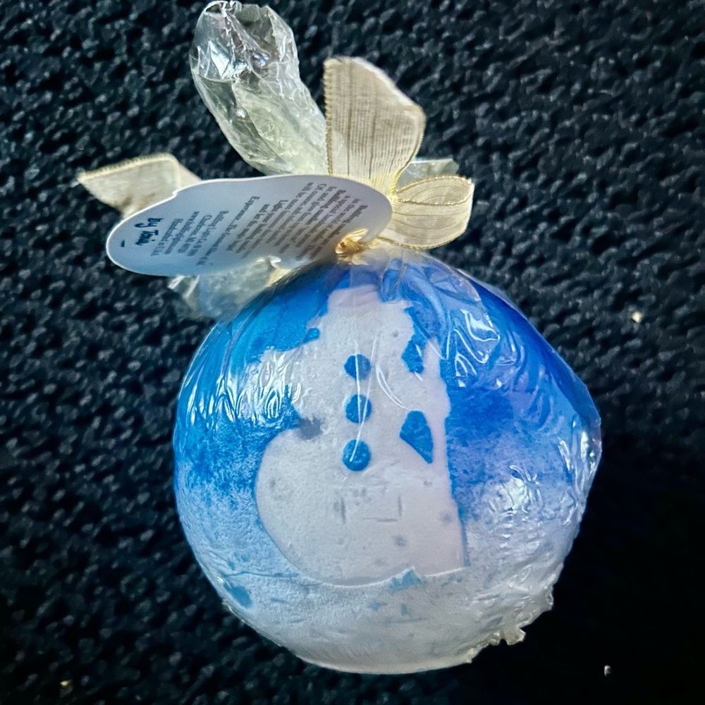 Bullfrog Light Co Blue and White Snowman ☃️ Candle